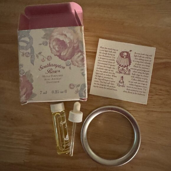 NIB Scarborough and Company Southampton Rose Environmental Oil & Light Bulb Ring - Picture 3 of 8